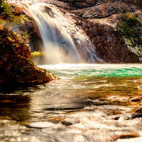 秋の赤滝を彩る紅葉と白い水飛沫が織りなす渓谷の絶景の写真