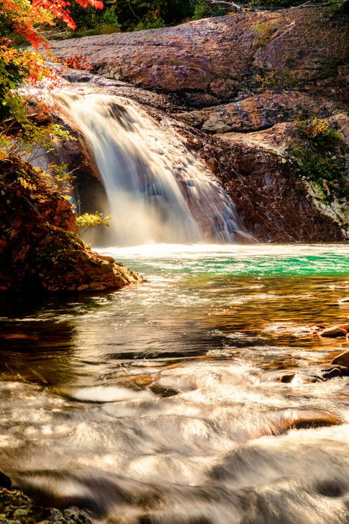 秋の赤滝を彩る紅葉と白い水飛沫が織りなす渓谷の絶景