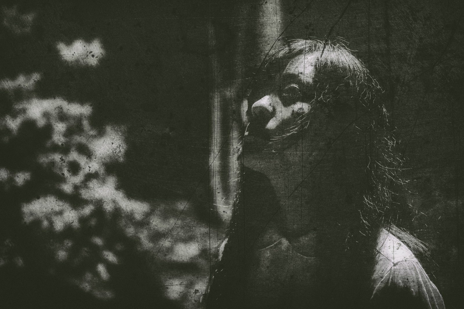 夜の暗闇で絶望する女性［モデル：河村友歌］