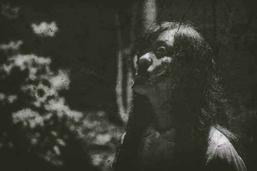 夜の暗闘で絶望の渦中にある女性