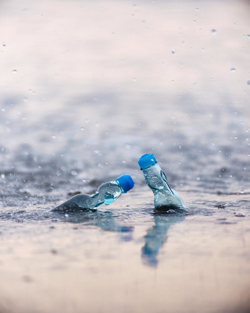青春のラムネと海岸の波打ち際、透明な瓶に映る夏の思い出