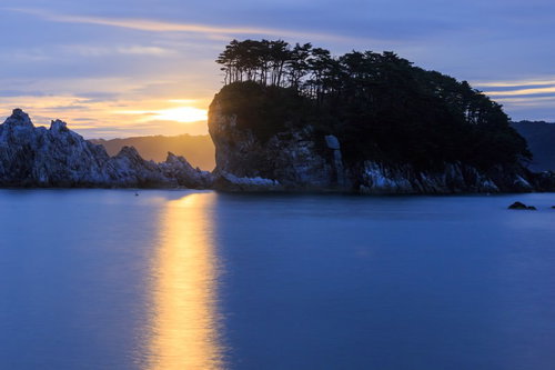 三陸海岸浄土ヶ浜の日の出 岩手県の朝日と岩礁