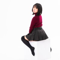 椅子に跨いで振り返るポージングの女性、ハイソックス着用の写真