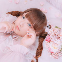 ピンクの世界に横たわるぽちゃかわアイドルの写真