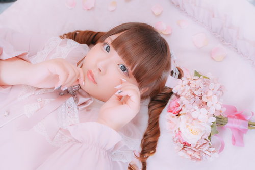 ピンクの世界に横たわるぽちゃかわアイドル