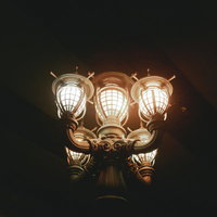 夜間に灯るおしゃれな街灯の写真