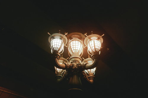 夜間に灯るおしゃれな街灯