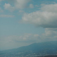 山麓の町並みを見下ろすフィルム風景の写真