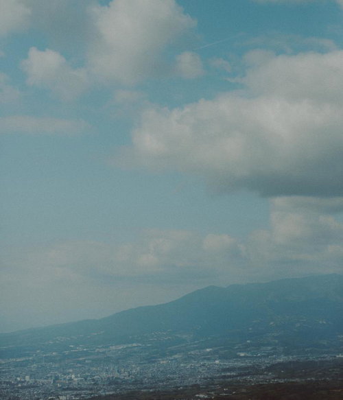 山麓の町並みを見下ろすフィルム風景