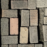 地面に不規則に並べたレンガブロックと建材の写真