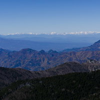 甲武信ヶ岳から見る南アルプスの連なる稜線の写真