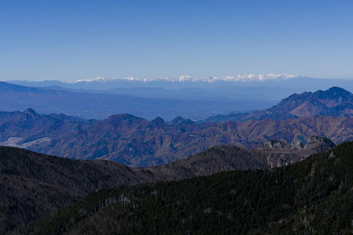 甲武信ヶ岳から見る南アルプスの連なる稜線