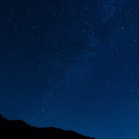 岡山県鏡野町から眺める星空と山のシルエットの写真