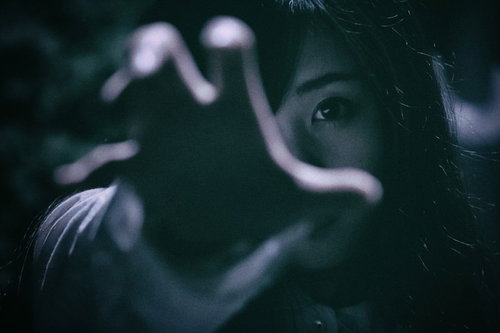 暗闇から伸びる手がみぃつけたぁ～恐怖の捕まる瞬間