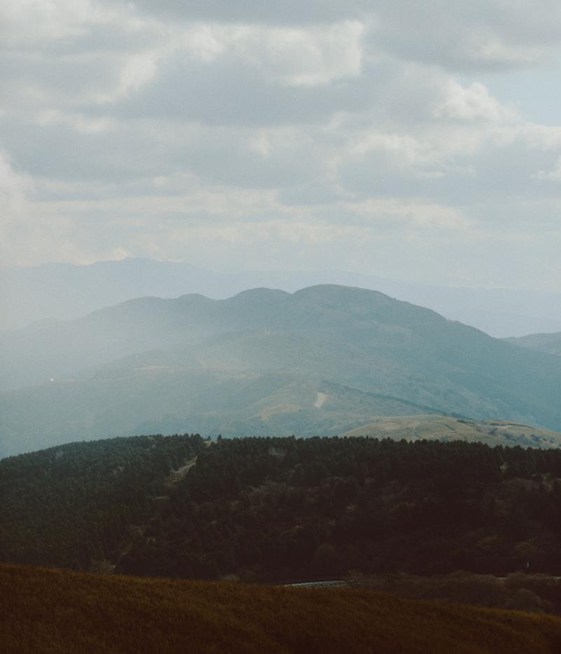 曇り空の下に連なる山々の風景