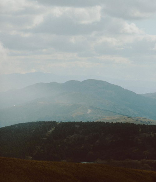 くもり空が覆う山々の遠景