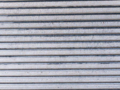 グレーの金属製シャッターに浮き出る横縞模様