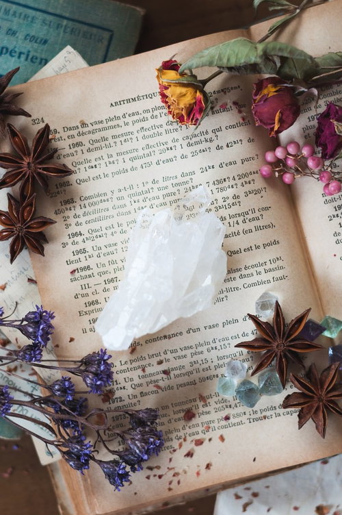 水晶とドライフラワーと古い楽譜の鉱石スタイリング
