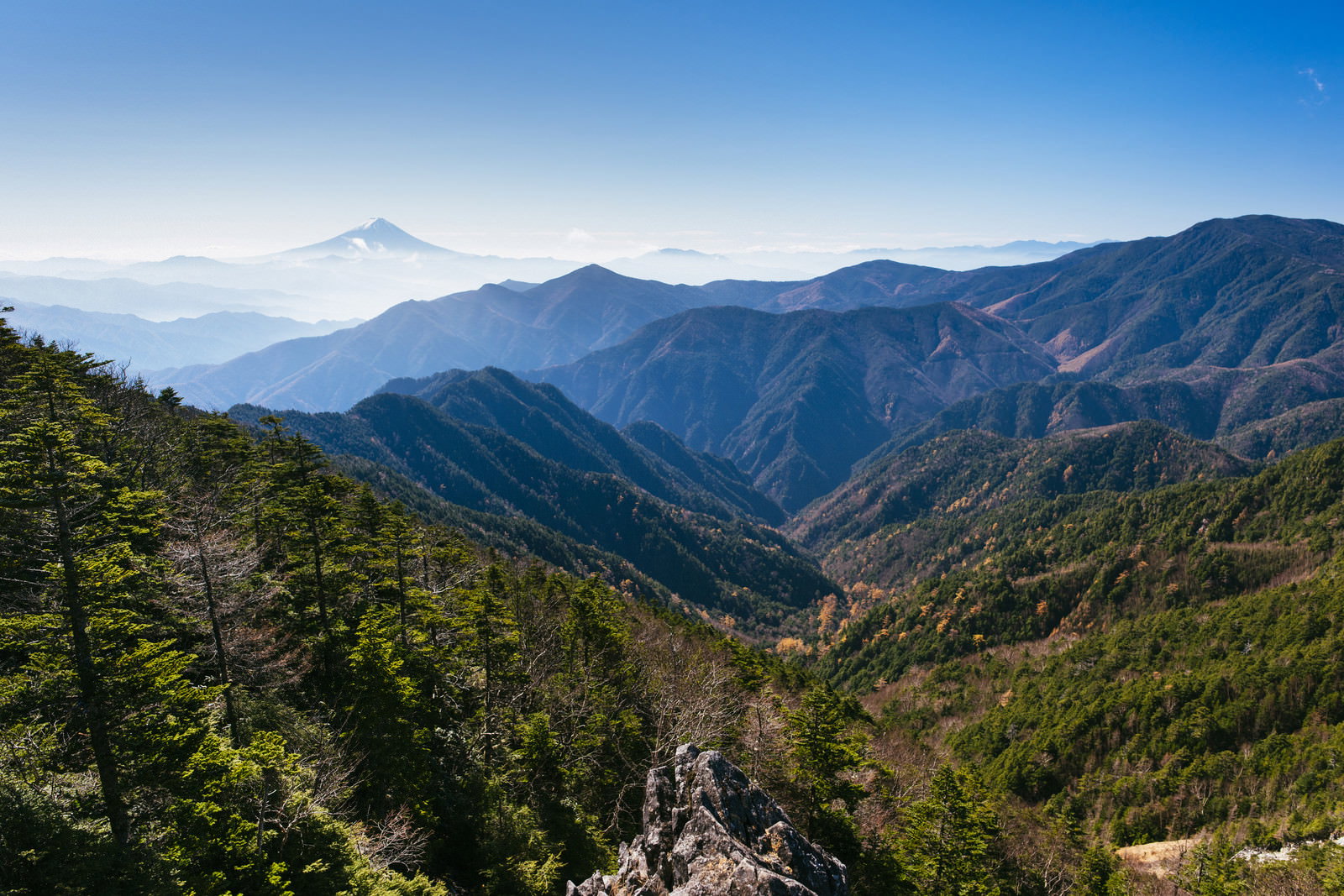 甲武信ヶ岳山頂から撮影した富士山と奥秩父山系の山々が連なる風景