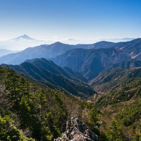 甲武信ヶ岳山頂から見る富士山と奥秩父の山々の連峰の写真
