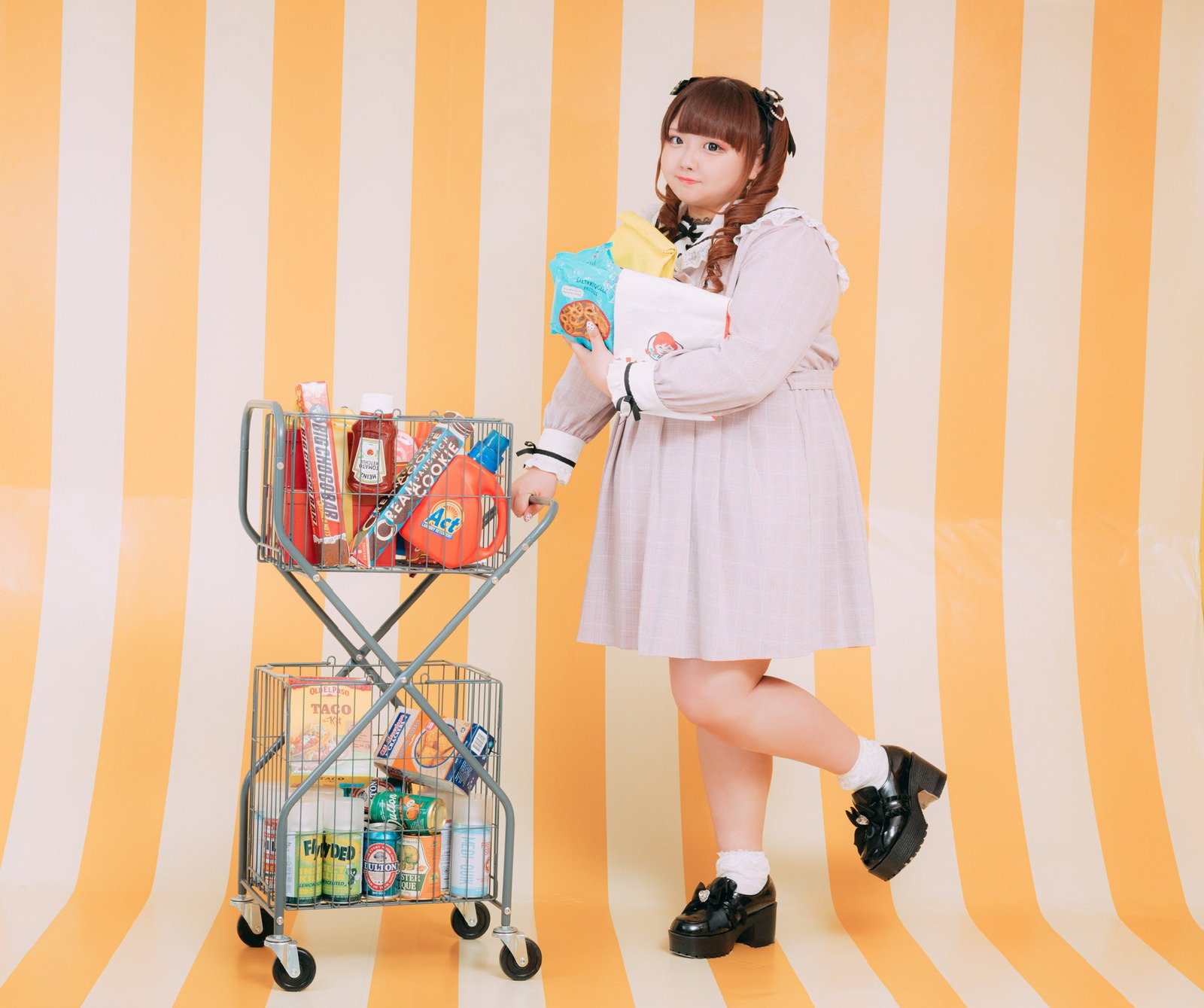 セールで二段重ねのショッピングカートに商品を詰め込む女性［モデル：あづき］