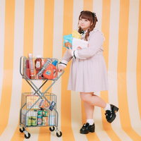 セールでカートいっぱいになるまで買っちゃった女性の写真