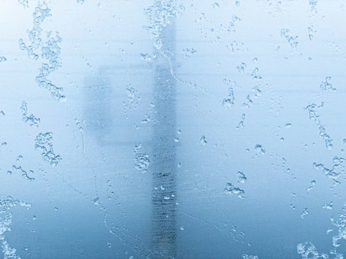 窓ガラスに付いた結露と水滴のテクスチャー