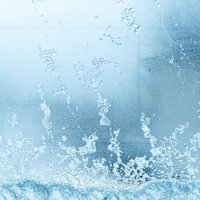 窓ガラスに付いた結露と雪が作るアイスクリスタルのテクスチャーの写真