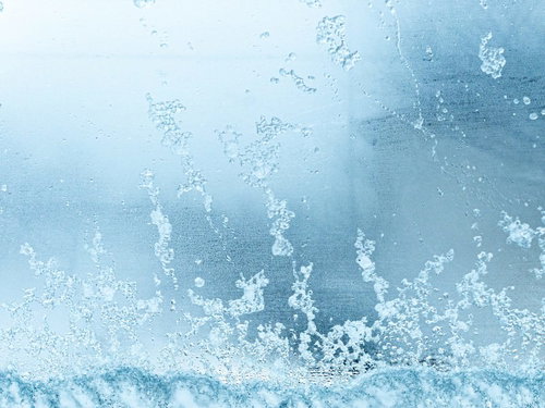 窓ガラスに付いた結露と雪が作るアイスクリスタルのテクスチャー