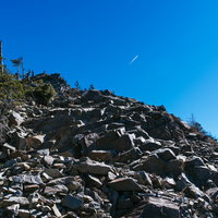 甲武信ヶ岳山頂直下の岩場と瓦礫帯、青空の登山風景の写真