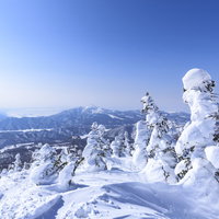 樹氷に覆われた西吾妻山から眺める磐梯山の雪景色の写真