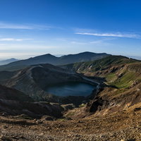 蔵王山の火口と火口湖を望む大パノラマ風景、100名山の雄大な山頂景観の写真