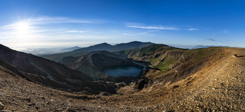 蔵王山の火口と火口湖を望む大パノラマ風景、100名山の雄大な山頂景観