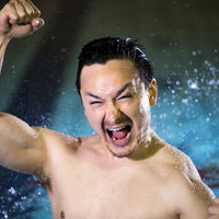 自己ベストを更新した水泳選手のガッツポーズの写真
