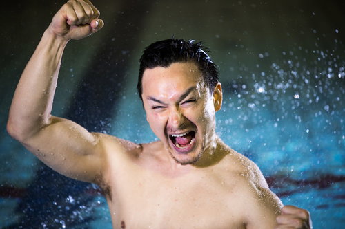 自己ベストを更新した水泳選手のガッツポーズ