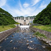 緑の山々に囲まれた苫田ダムと奥津湖の風景の写真