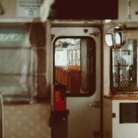 昭和レトロな古い電車の車内風景の写真