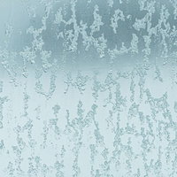 窓ガラスに残る溶けた氷のテクスチャーと結露の水滴の写真