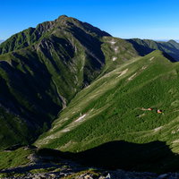 南アルプスの赤石岳と荒川小屋の稜線風景と登山道の写真