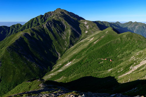 南アルプスの赤石岳と荒川小屋の稜線風景と登山道