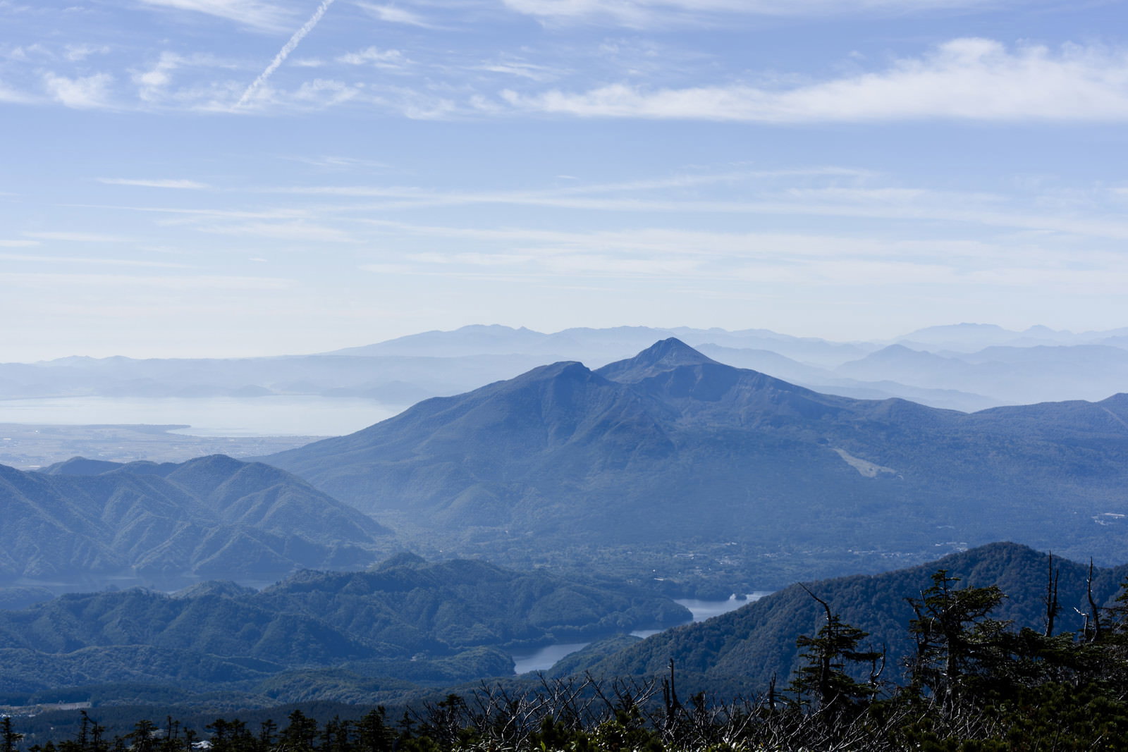 青空の下に雄大にそびえる福島県の磐梯山と連なる山々