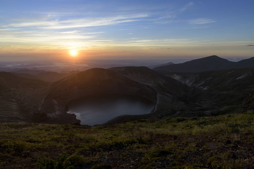 蔵王山の御釜とご来光、朝焼けに染まる火口湖