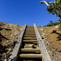 あと一息で登り終わるところ、燧ヶ岳の木製階段の写真