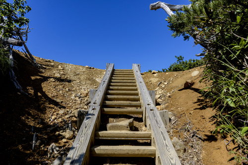 あと一息で登り終わるところ、燧ヶ岳の木製階段