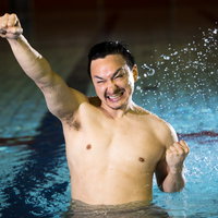 プールで脇毛の処理を忘れた水泳選手がガッツポーズの写真