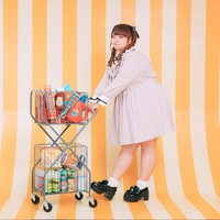 カートを押すぽちゃかわ女子の楽しい買い物風景の写真