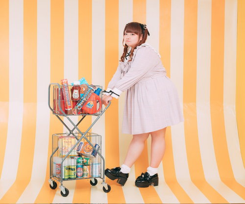 カートを押すぽちゃかわ女子の楽しい買い物風景