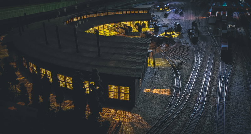 夜間の旧直方機関区の扇形庫から明かりが漏れる様子（ジオラマ）の写真