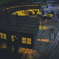 夜間の旧直方機関区扇形庫から明かりが漏れるジオラマの写真