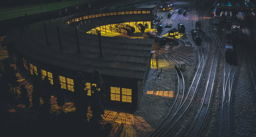 夜間の旧直方機関区扇形庫から明かりが漏れるジオラマ